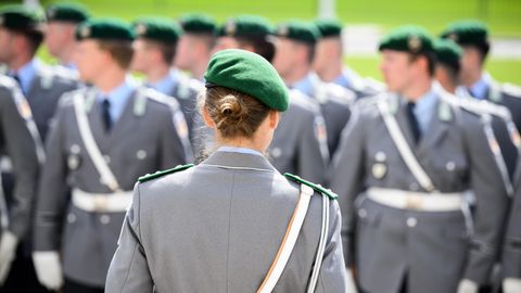 gender gap wehrbeauftragte hoegel beklagt zu wenig frauen in der bundeswehr | Gender-Gap: Wehrbeauftragte Högel beklagt zu wenig Frauen in der Bundeswehr |